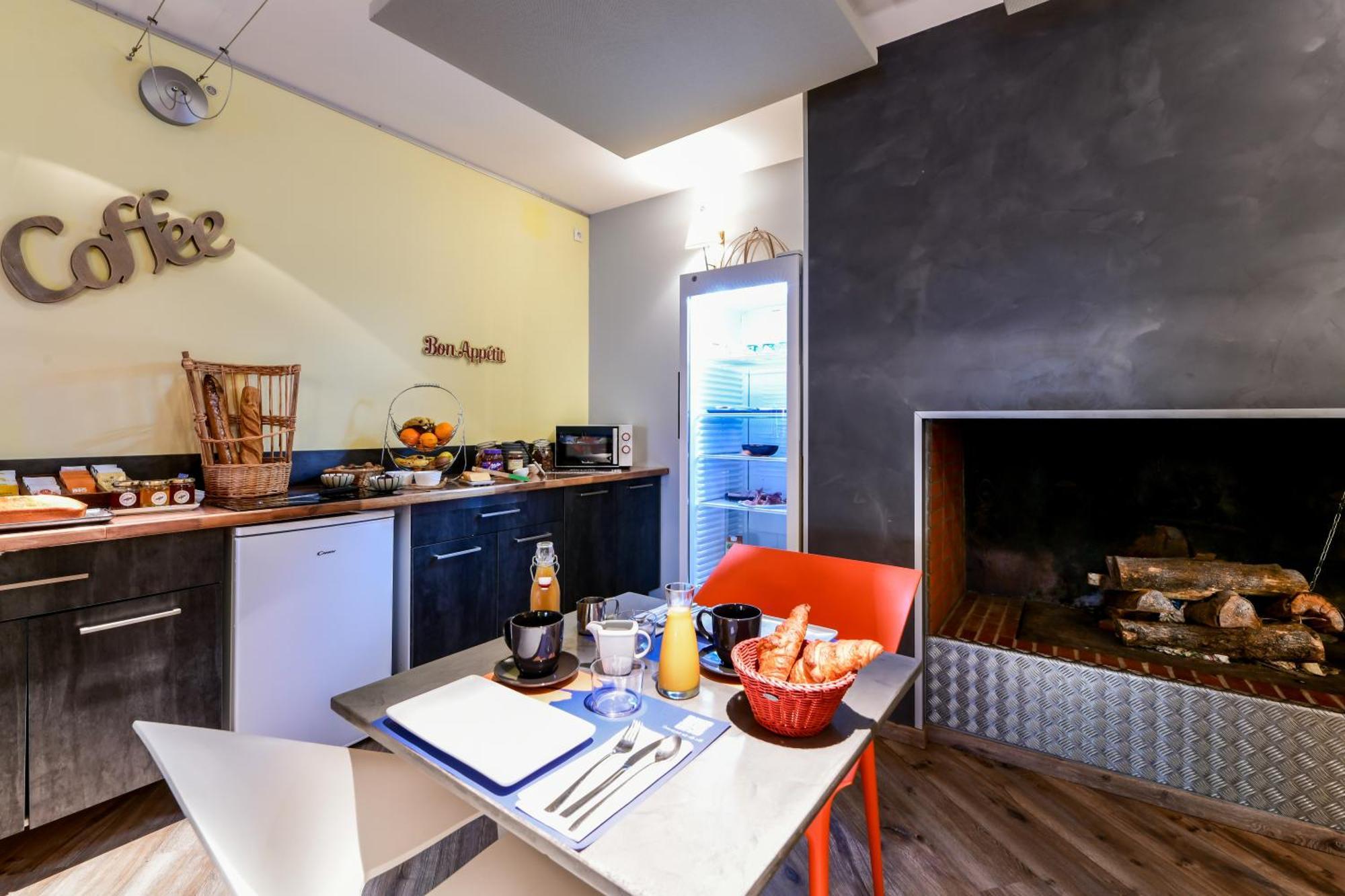 Logis Hotel & Restaurant Le Cadet De Gascogne Saint-Justin  المظهر الخارجي الصورة