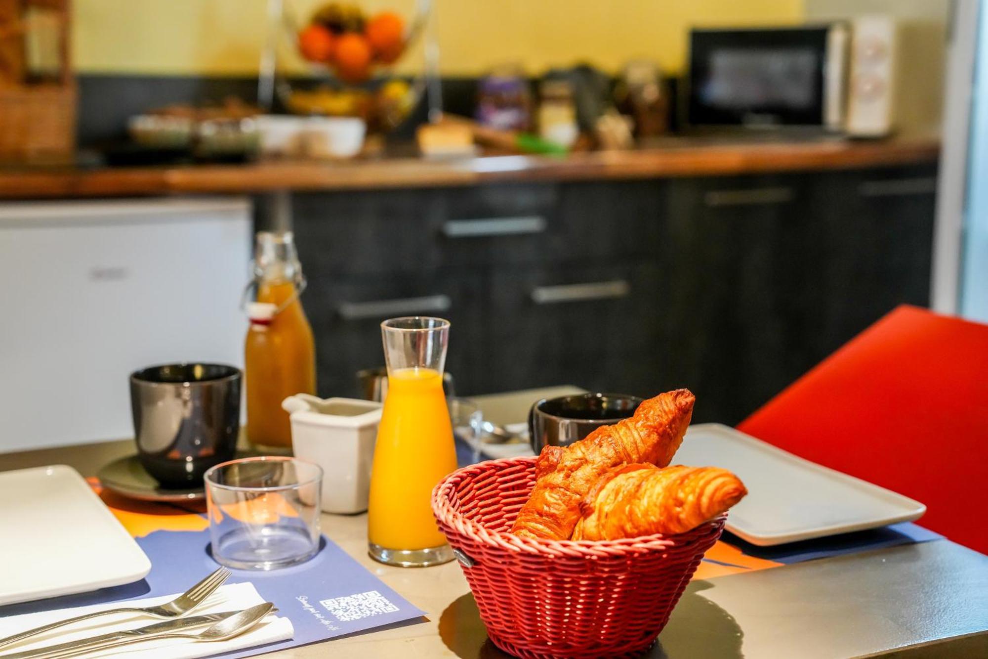 Logis Hotel & Restaurant Le Cadet De Gascogne Saint-Justin  المظهر الخارجي الصورة